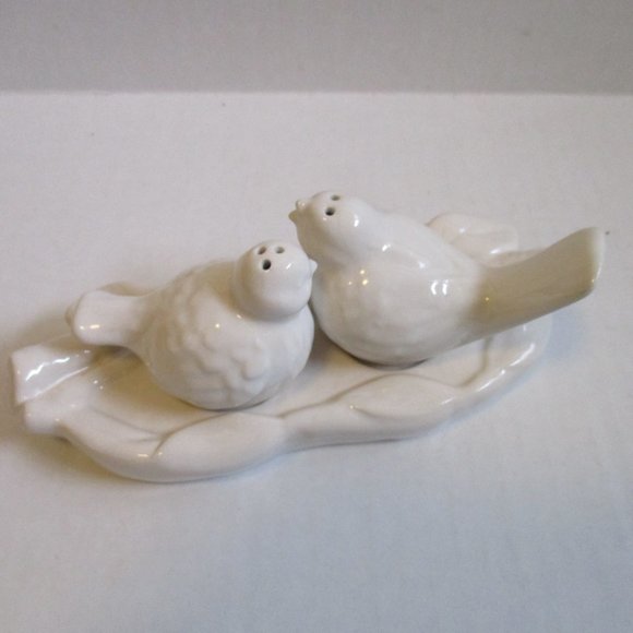 The Designs Dining Vintage Love Birds Salt And Pepper White Glazed